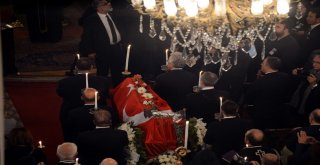 Ara Güler İçin Beyoğlu Üç Horan Ermeni Kilisesinde Tören Düzenleniyor