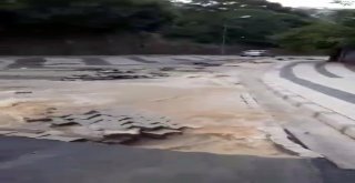 Çengelköyde Yağış Nedeniyle Yol Çöktü, Kaldırım Taşları Söküldü