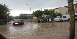 Siirtte Sağanak Nedeniyle Ev Ve İş Yerlerine Su Bastı