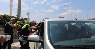 Polis Ceza Yerine Şeker Ve Kırmızı Düdük Dağıttı