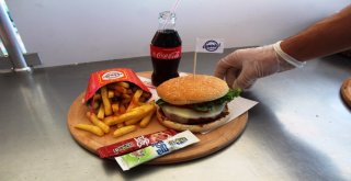 Osmanlı Hamburgeriyle Geleneksel Türk Tadlarını Yeni Nesile Aktarmaya Çalışıyor