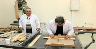 Çocukları İçin Organik Oyuncak Üretiyorlar