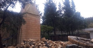 Adıyamanda Şiddetli Fırtına Nedeniyle Bir Caminin Minaresi, Sağlık Ocağı Bahçesinde Park Halinde Bulunan Ambulansın Üzerine Devrildi. Bölgeye Çok Sayıda Ekip Sevk Edildi.