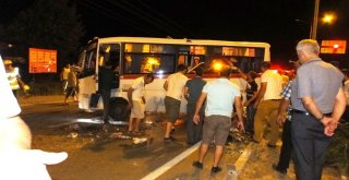 Burhaniyede Kamyon Minibüse Çarptı 10 Yaralı