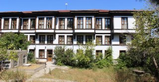 600 Yıldır Emekleyerek Gelenleri Yürüyerek Taburcu Eden Sağlık Merkezi