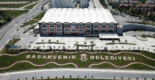 Başakşehirde  Dolu Uyarısı Nedeniyle Kapalı Pazarlar Otopark Oldu