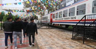 Raydan Çıkan Tren, Alışveriş Merkezine Girdi