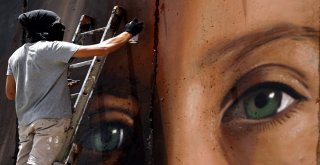 Filistinli Sanatçılar, Ayrım Duvarına “Cesur Kız” Tamiminin Resmini Çizdi