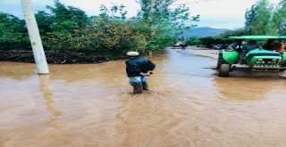 Antalyada 30 Dakikalık Yağmur Sele Neden Oldu