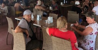 Foçada Plajlarında Bayram Bereketi: İğne Atsan Yere Düşmüyor