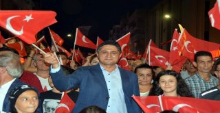 İzmirin İlçelerinde Zafer Coşkusu Gece Yarılarına Kadar Sürdü