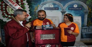 Fanatik Çift Nikah Masasına Galatasaray Formasıyla Oturdu