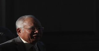 Malezyanın Eski Başbakanı Rezak Güveni Kötüye Kullanmaktan Suçlu Bulundu