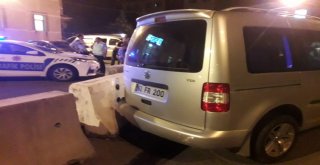 Yol Ortasındaki Dubaya Çarpmamak İçin Kaza Yaptı, Kaza Anı Araç Kamerasından Görüntülendi