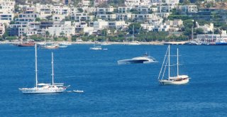 Uzay Mekiği Görünümündeki 15 Milyonluk Yat Bodruma Demirledi