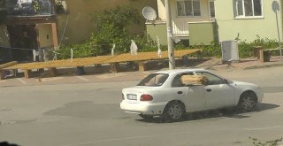 Otomobilin Camlarından Taşan Yük Görenleri Şaşırttı