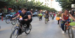 Süslü Kadınlar, Egzoz Kokusuna Karşı Pedal Çevirdi