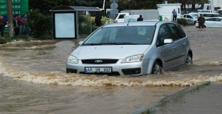 Bodrumda Beklenen Yağış Gerçekleşti, Sokaklar Göle Döndü