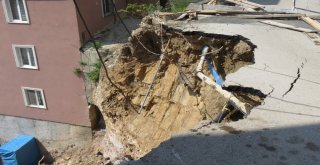 Apartmanın Altı Oyuldu, Vatandaşlar Korkudan Evlerine Giremiyor