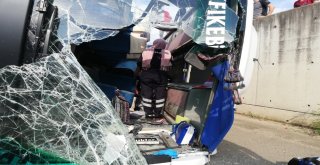 Trabzonda Kamyondan Kayan Direk Halk Otobüsünün İçine Girdi: 2 Ölü, 8 Yaralı