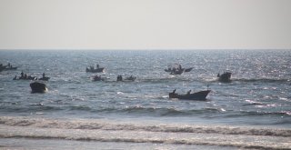 Filistinliler İsrailin Deniz Ablukasını Kırmak İçin Denize Açıldı
