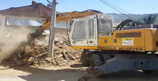 Tehlike Saçan Metruk Bina Yıkıldı