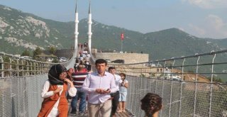 4 Minareli Yaya Köprüsü Ziyaretçi Akınına Uğruyor