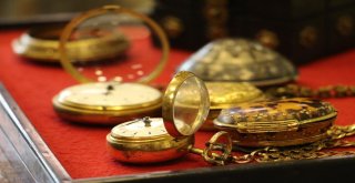 İki Asırlık Osmanlı Saray Saatleri Göz Kamaştırıyor