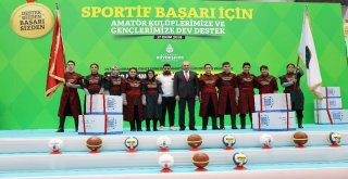 İstanbul Büyükşehir Belediyesinden Bin 500 Spor Kulübüne Malzeme Desteği