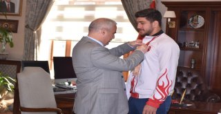 Vali Güvençer, Dünya Üçüncüsü Judocuyu Ödüllendirdi