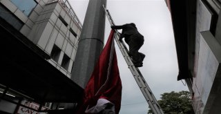 Rüzgarın Yırttığı Dev Türk Bayrağı Yenilendi