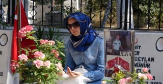 Şehitlikte Hüzünlü Bayramlaşma