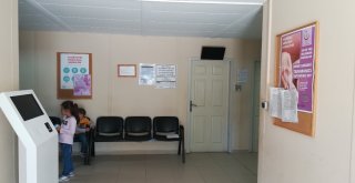 Elindeki Keser İle Doktora Saldırdı, Aile Sağlık Merkezindeki Cihazları Parçaladı