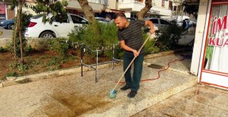 Vatandaşlar Toz Bulutunun Bıraktığı İzleri Silmeye Çalışıyor