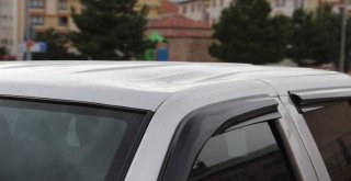 Rüzgarın Uçurduğu Çatı Üç Otomobile Zarar Verdi
