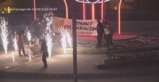 Kavşakta Yapılan Evlilik Teklifi Şehir Polis Kamerasına Takıldı