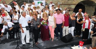 İzmirin İlçelerinde Zafer Coşkusu Gece Yarılarına Kadar Sürdü