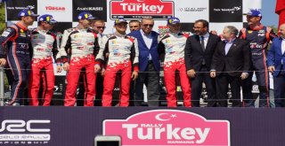 Şampiyonlar Kupalarını Cumhurbaşkanı Erdoğanın Elinden Aldı