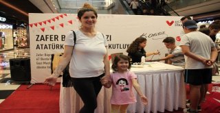 Zafer Bayramını Atatürk İmzası İle Kutladılar