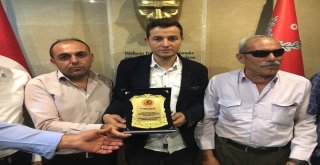 Şehit Yakınlarından Komisere Teşekkür Plaketi
