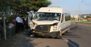 Kapalı Kasa Kamyonetle Minibüs Çarpıştı: 11 Yaralı