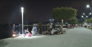 Kanlı Ay Tutulmasını Bici Bici Yiyerek İzlediler