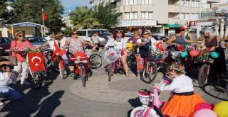 Süslü Kadınlar Bisiklet Turu Düzenledi