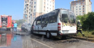 Park Halinde Yanan Minibüs, Ölen Eşinin Hatırası Otomobili Küle Döndürdü