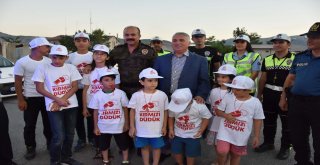 Çocuklar Kırmızı Düdükle Vali Yıldırımın Aracını Durdurdu