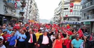 İzmirin İlçelerinde Zafer Coşkusu Gece Yarılarına Kadar Sürdü