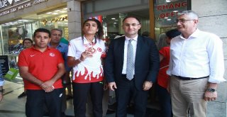 Milli Sporcu, Rusyada Ödül Olarak Aldığı Doları Bozdurdu