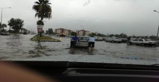 İskenderunda Sağanak Yağış Yolları Göle Çevirdi