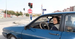 65 Yaşındaki Kadın Sürücü, Erkek Şoförlere Taş Çıkartıyor