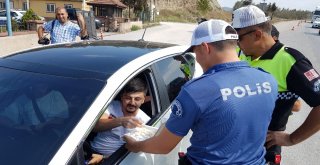 Çocuklar Kırmızı Düdük İle Sürücüleri Uyaracak